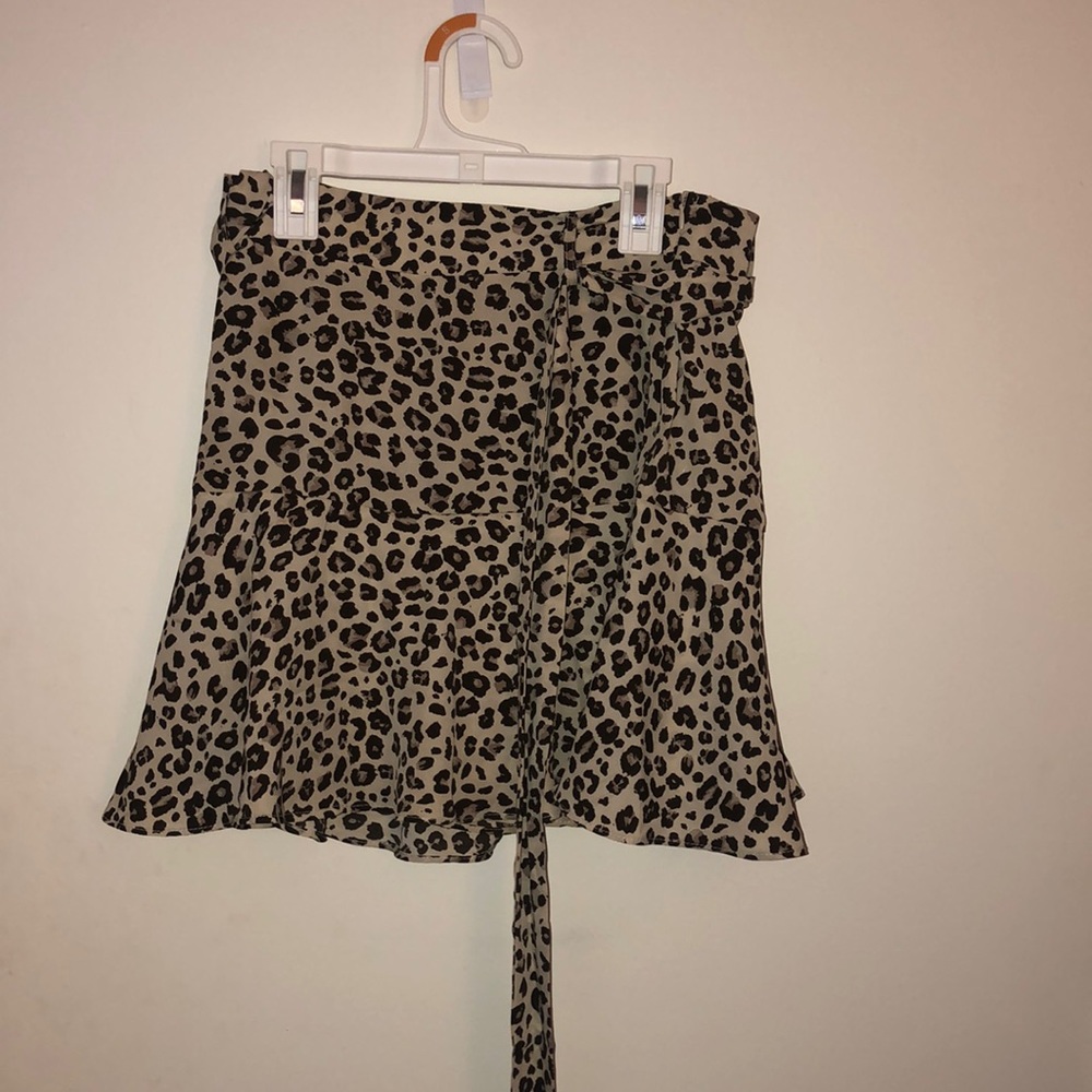 Boutique Cheetah Tie waist skirt with flowy bottom